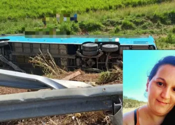 Mulher de Carnaíba morre e seis pessoas ficam feridas após ônibus de viagem tombar na BR-101.