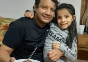 Suspeito de matar filha asfixiada sorri enquanto é preso; veja vídeo