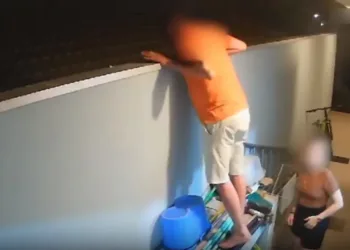 Homem morre após ser baleado no rosto ao espiar casa de vizinho