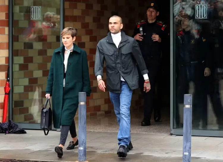 Daniel Alves deixa prisão em Barcelona após 14 meses