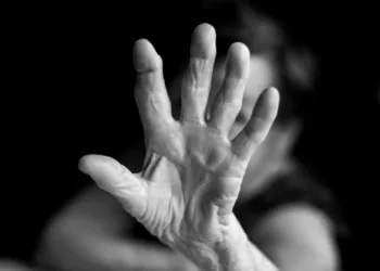 Estupro de vulnerável no Pajeú: homem invade abrigo e ataca idosa com problema de locomoção