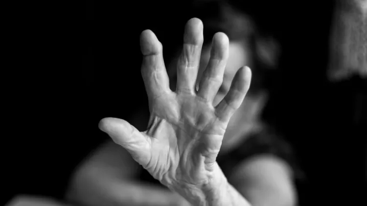 Estupro de vulnerável no Pajeú: homem invade abrigo e ataca idosa com problema de locomoção