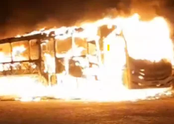 Ônibus com pacientes do Sertão de PE pega fogo a caminho do Recife