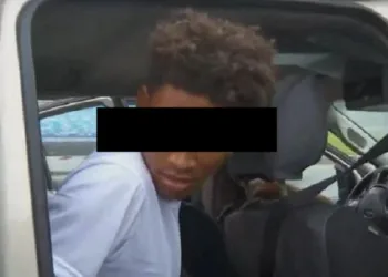 Filho mata a própria mãe e corta a mão dela para sacar dinheiro