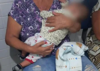 Bebê é abandonado com escoriações próximo a córrego em Pernambuco; mãe e amiga são presas