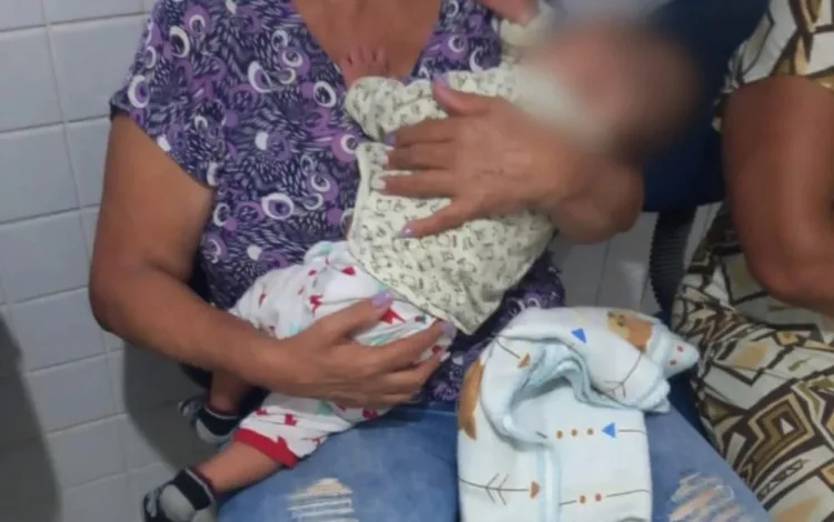 Bebê é abandonado com escoriações próximo a córrego em Pernambuco; mãe e amiga são presas