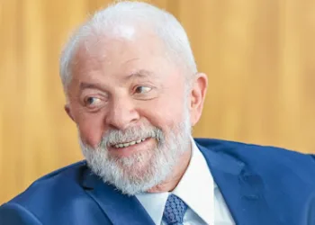 Lula toma vacina da gripe e provoca: “não vira jacaré”