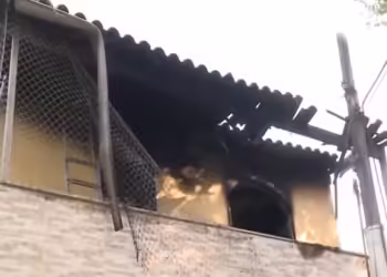 Jovem mata pais a marteladas, sai para lanchar, volta e incendeia casa