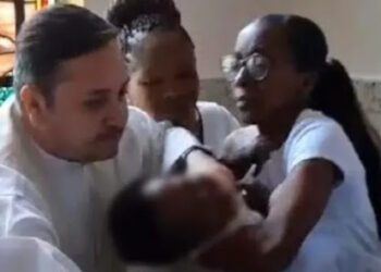 VÍDEO: Padre causa polêmica ao dar puxão em criança durante batizado; Família prestou queixa
