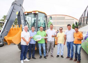 Prefeitura de Brejinho entrega 03 novos veículos