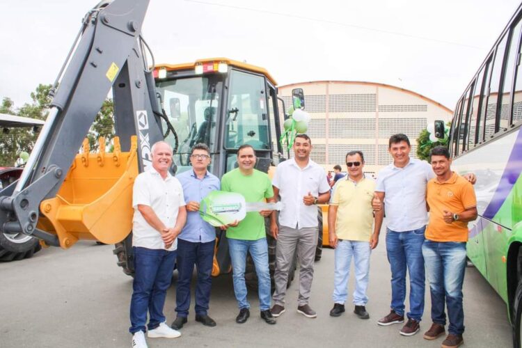 Prefeitura de Brejinho entrega 03 novos veículos