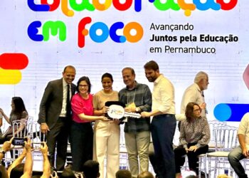 Sávio Torres recebe novo ônibus escolar em evento com a Governadora Raquel Lyra