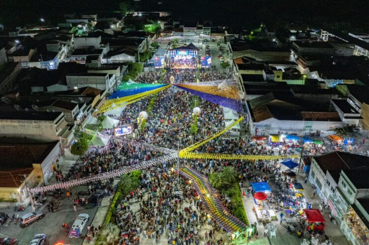 Itapetim celebra São Pedro com shows memoráveis e praça lotada