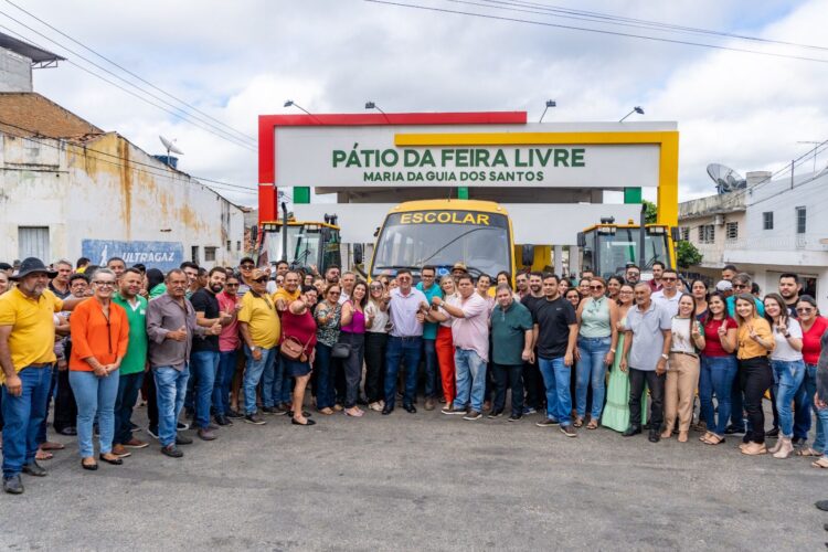 Prefeitura de Itapetim entrega duas retroescavadeiras e um ônibus 0 KM