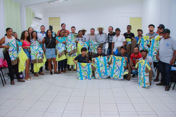 Afogados: Prefeitura entregou novos figurinos ao grupo de Coco negros e negras do leitão da Carapuça
