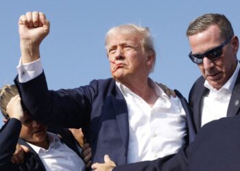 Trump diz que levou tiro na orelha e se solidariza com vítimas de ataque