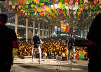Priscila Senna e Fulô de Mandacaru atraem multidão na abertura do São Pedro de Tuparetama
