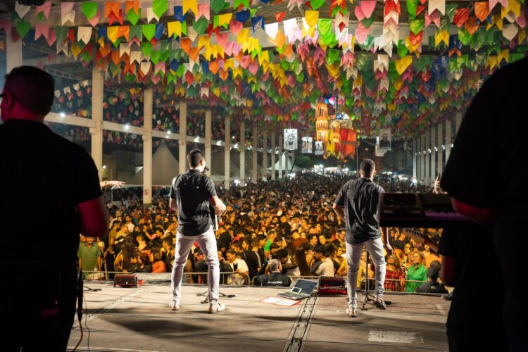 Priscila Senna e Fulô de Mandacaru atraem multidão na abertura do São Pedro de Tuparetama
