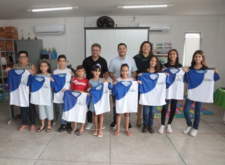 Prefeitura inicia entrega de fardamentos a alunos da rede municipal