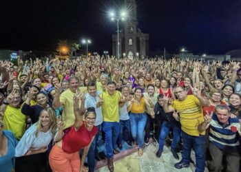 Adelmo Moura reúne uma multidão para anunciar Aline e Chico de Laura como chapa de sucessão em Itapetim