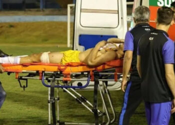 Goleiro é atingido por tiro disparado por polícial durante partida em estádio goiano; Veja vídeo