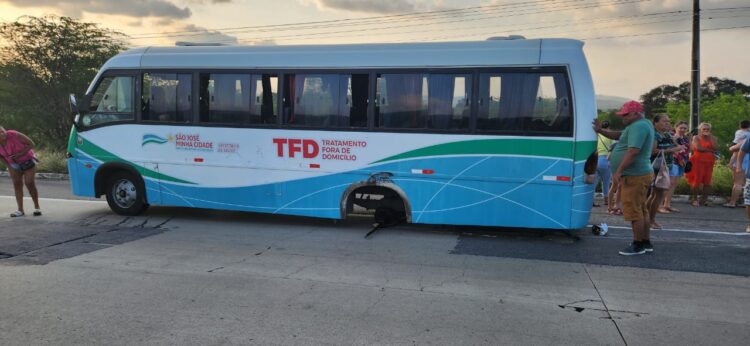 Ônibus do TFD de São José do Egito sofre incidente na BR-232