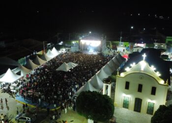 Nadson o Ferinha, arrasta multidão no encerramento da Festa de Agosto em Jabitacá
