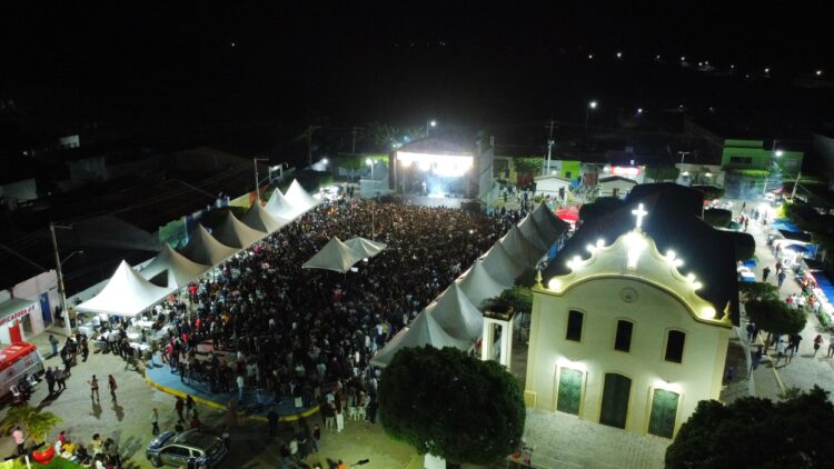 Nadson o Ferinha, arrasta multidão no encerramento da Festa de Agosto em Jabitacá