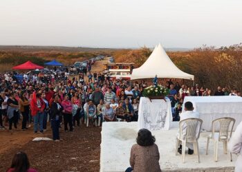 Missa do Monte reuniu centenas de fies nesta quinta (15)