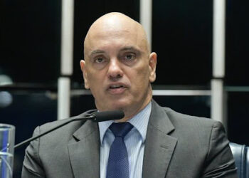 Senadores anunciam pedido de impeachment contra Alexandre de Moraes