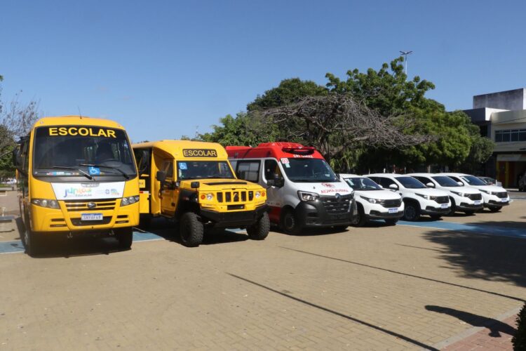 Prefeitura de Afogados entregou ônibus escolares, ambulância e veículos utilitários para atender à população