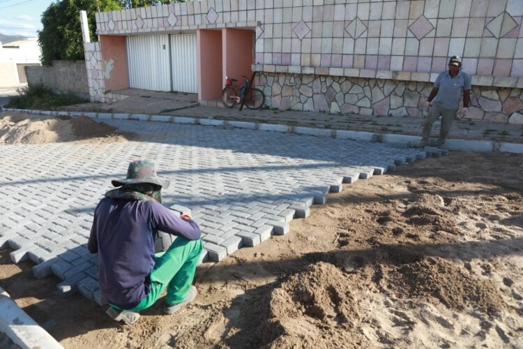 Prefeitura de Afogados realiza pavimentações de ruas nos bairros Manoela Valadares e Brotas