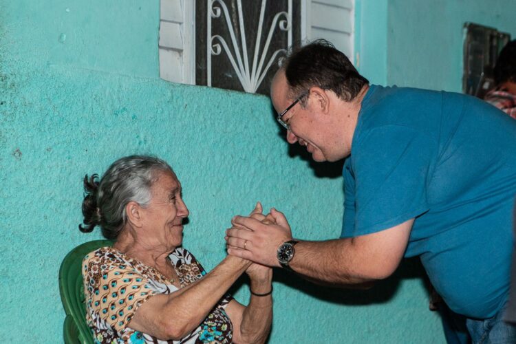 Danilo Simões é acolhido na Vila Pitombeira em visita marcada por emoção e saudosismo