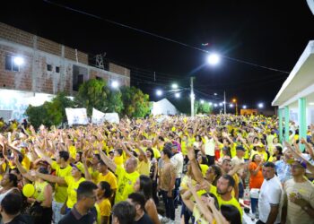 Diógenes Patriota reúne multidão em arrastão histórico pelas ruas de Tuparetama