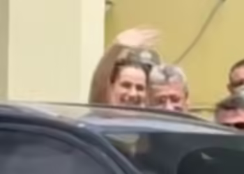 Deolane Bezerra acena para fãs na saída do presídio nesta terça (24)
