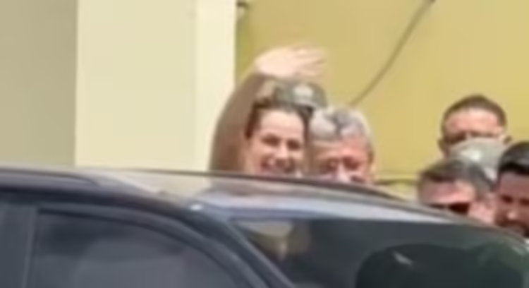 Deolane Bezerra acena para fãs na saída do presídio nesta terça (24)