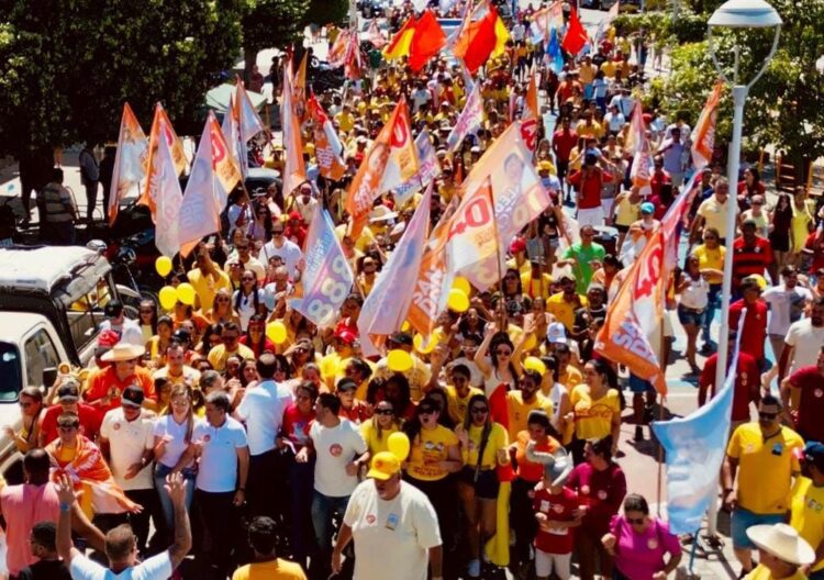 Sandrinho, Daniel e Pedro Campos arrastam multidão em caminhada pelas ruas de Afogados