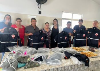 Prefeitura de Iguaracy e Secretaria de Saúde: Realizam entrega de novo fardamento para servidores da Unidade Mista de Saúde