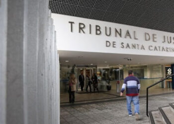 Justiça determina que esposa pague indenização a suposta amante de marido por agressão em público