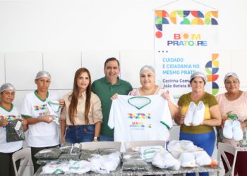 Brejinho: Prefeito Gilson Bento entrega novo fardamento para as servidoras da Cozinha Comunitária