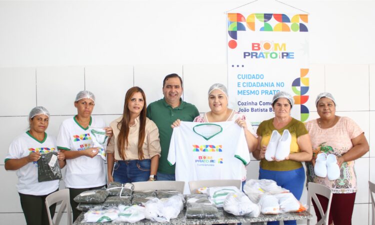 Brejinho: Prefeito Gilson Bento entrega novo fardamento para as servidoras da Cozinha Comunitária