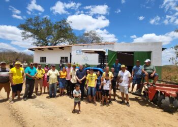 Sávio Torres entrega trator e implementos agrícolas na Associação Santo Agostinho em parceria com ex-deputado Gonzaga Patriota