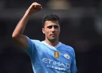 Bola de Ouro 2024: em decisão polêmica, Rodri supera Vini Jr. e é eleito o melhor do mundo