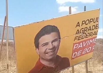 Cenário favorece a prefeita Nicinha; diz blogueiro. Ele informa ainda que Justiça Eleitoral mandou desfazer um outdoor e retirar faixas que atribuíam ao deputado Carlos Veras a conquista pelo asfaltamento de diversas ruas da sua cidade