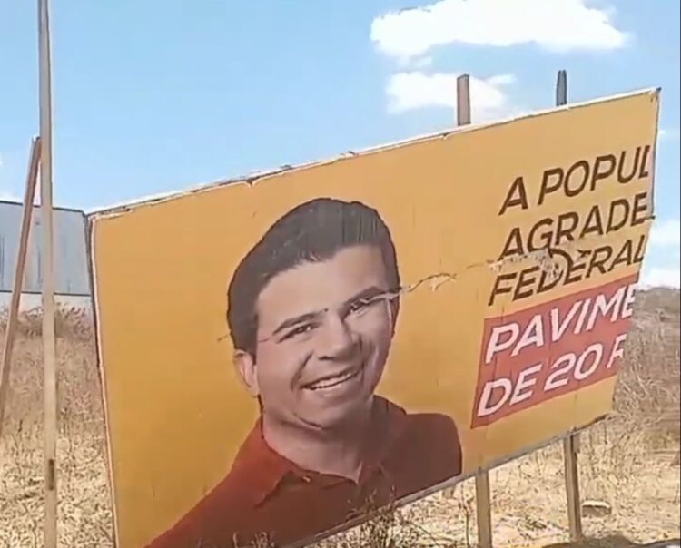 Cenário favorece a prefeita Nicinha; diz blogueiro. Ele informa ainda que Justiça Eleitoral mandou desfazer um outdoor e retirar faixas que atribuíam ao deputado Carlos Veras a conquista pelo asfaltamento de diversas ruas da sua cidade