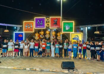 Carnaíba: emoção tomou conta da Praça de Eventos durante a entrega dos tablets aos alunos vencedores do programa Conectando 2024
