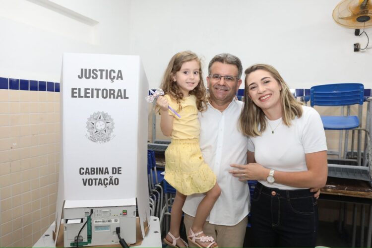 Sandrinho votou ao lado da família e confiante em uma linda vitória