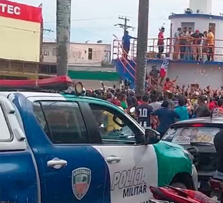 Candidato a prefeito é preso após jogar dinheiro para eleitores em praça pública