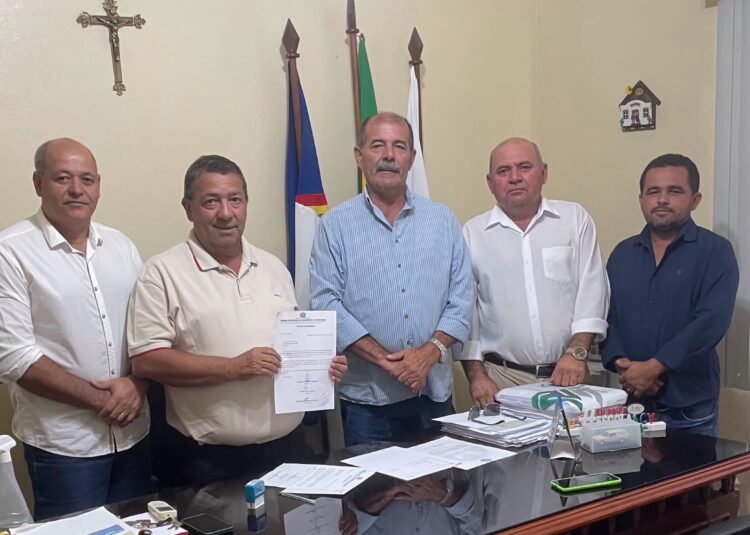 Prefeito Zeinha Torres recebe repasse para Construção da Central de Velório em Iguaracy