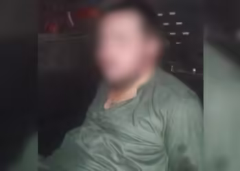 Filho mata pai e esfaqueia a mãe enquanto casal dormia, diz polícia